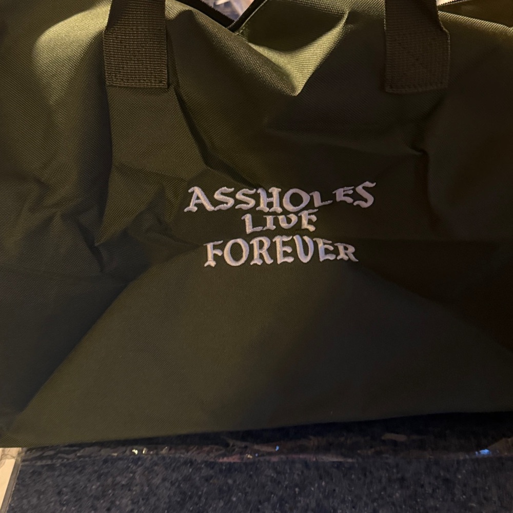 FIVE Brand new Assholes Live Forever duffle bags. - Picture 3 of 10